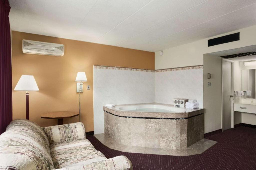 Ramadaby Wyndham Pittsburgh-New Stanton Ξενοδοχείο Εξωτερικό φωτογραφία